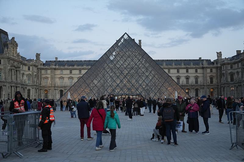 马克龙：对侦破卢浮宫盗窃案充满信心 将彻底重塑安保