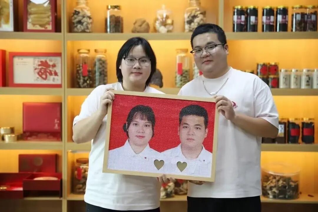 “全网最像夫妻”被网友喊话测DNA，妻子回应：做过婚检，婚后越长越像，丈夫为生意抛掉面子，没打算抓住流量迅速变现