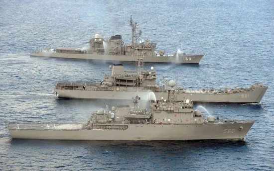 韩媒：韩日政府官员透露，韩海军通知日方原定于本月举行的韩日联合演习将暂停