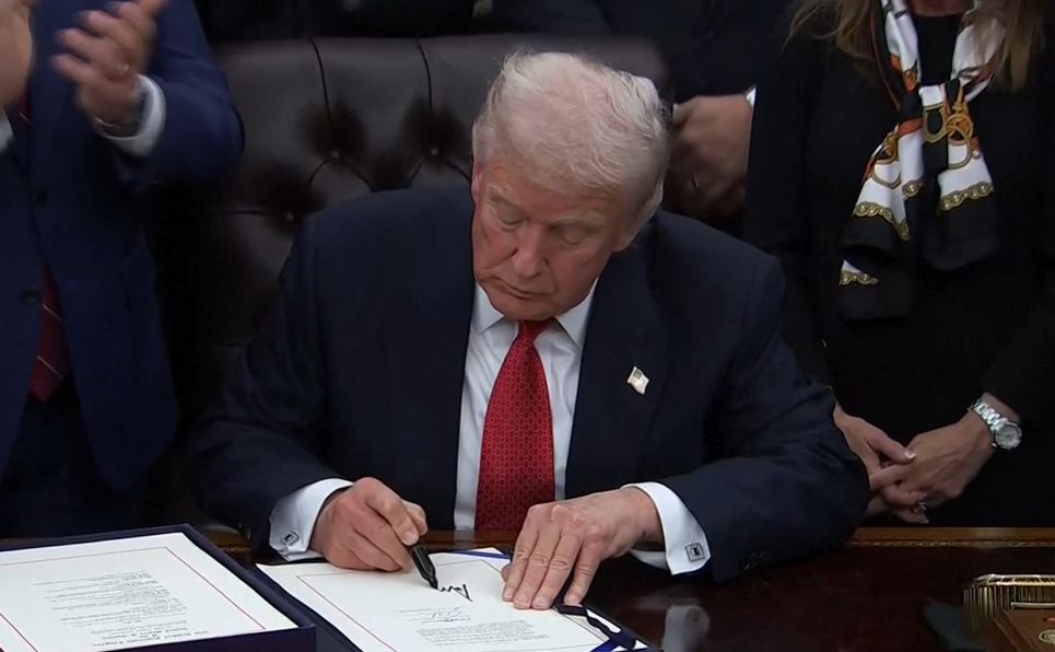 最新！特朗普签署临时拨款法案，美政府结束43天的史上最长“停摆”