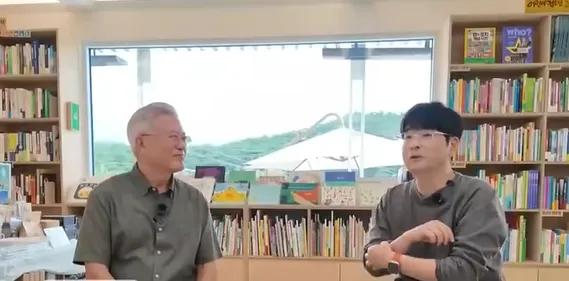 72岁文在寅转型带货博主，每周出镜推荐好书，成韩国首位当博主的前总统