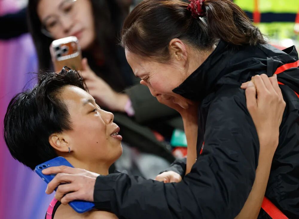 三岁半开始，妈妈就给她定好了早晨6点的闹钟