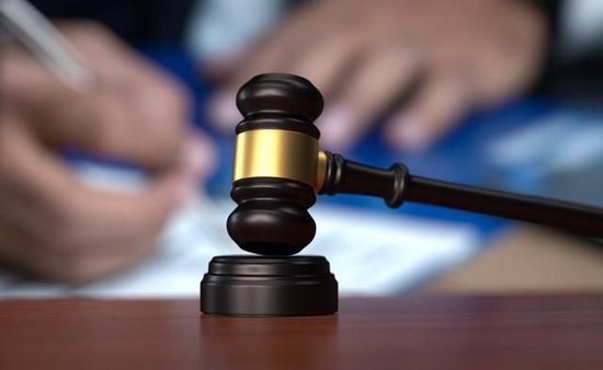 派出所副所长收5万元后释放卖淫女子及组织者，被判徇私枉法罪获刑