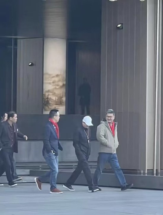 马云现身蚂蚁园区，佩戴工牌与鸭舌帽尽显低调