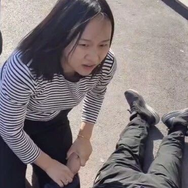 把孩子丢给路人的年轻妈妈找到了