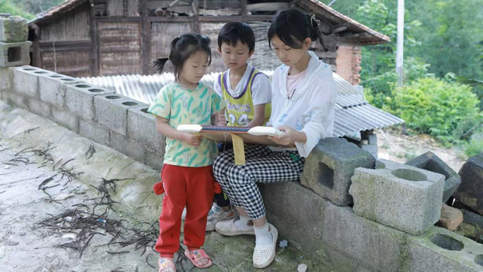 儿子车祸离世，儿媳患尿毒症重病难医，三姐弟跟着爷爷苦度光阴