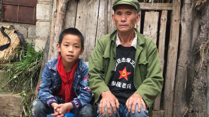 男童4岁时妈妈离家，爸爸因过度劳累患上重病，如今靠老兵爷爷支撑