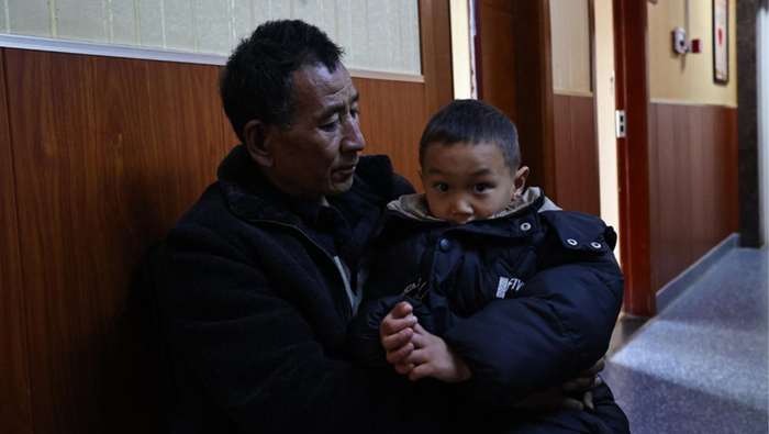 老人带老伴和孙子治疗，谁知老伴中途离世，如今孙子的希望也越发渺茫