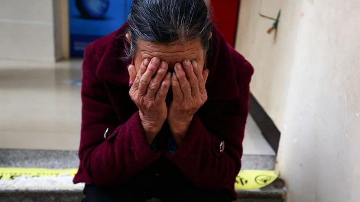 两娃同时患病逼疯了儿媳，老伴离世，古稀奶奶挑起重担生活陷入冰点