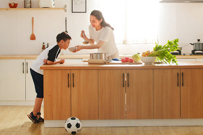 闪电心灵愈站｜青春期的孩子不懂感恩，亲子关系疏离 心理专家：警惕“习惯性忽略”