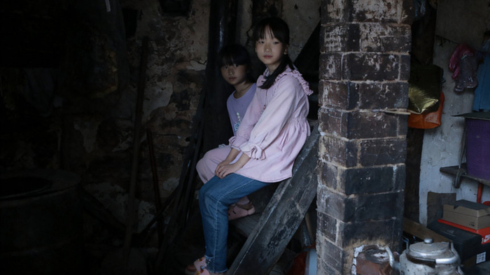 漂亮小姐妹年幼丧父，母亲留下纸条不辞而别，盲人奶奶辛苦供他们读书