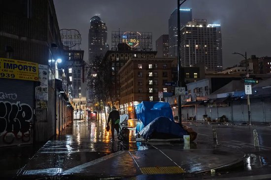 美国体面人的“斩杀线”：户外露宿的人群中，约40%有工作，“有人假装有家、穿戴整洁，维持体面”
