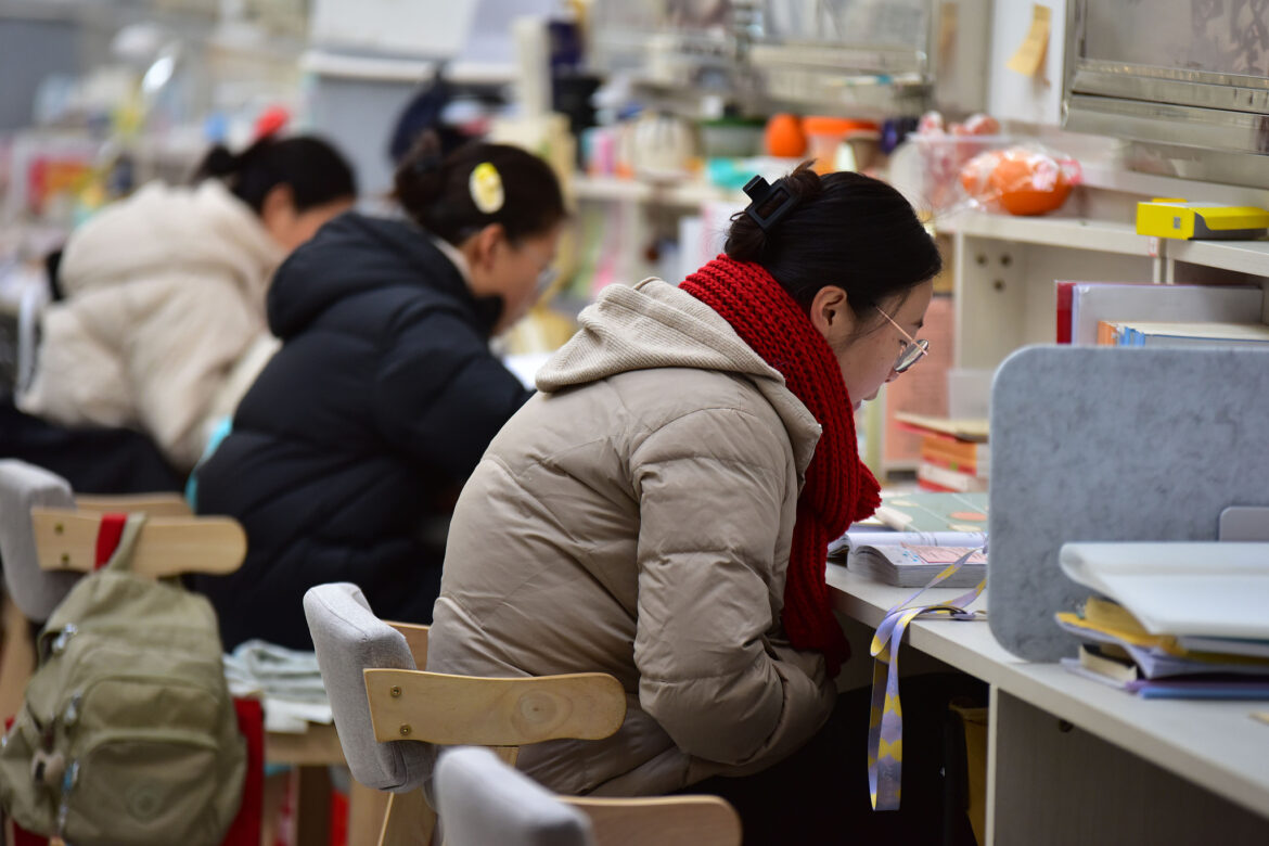 媒体称很多大学的管理逐渐变严，越来越像高中，如何看待该变化？