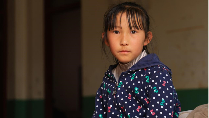 爸爸重伤成植物人，女童盼他醒来却成遗憾，更悲剧的是妈妈又坠落悬崖