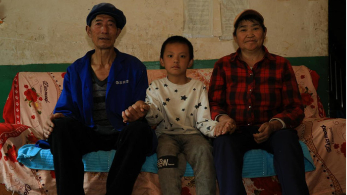 父亲打工去世，离家3年的妈妈却拿走赔偿金，男童和爷爷奶奶相依为命