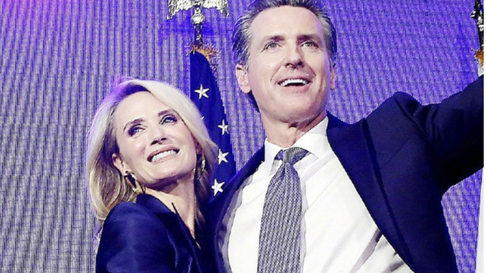 纽约州长纽森弃前妻娶娇妻，事业顺利二婚幸福，妻子印花风很温婉