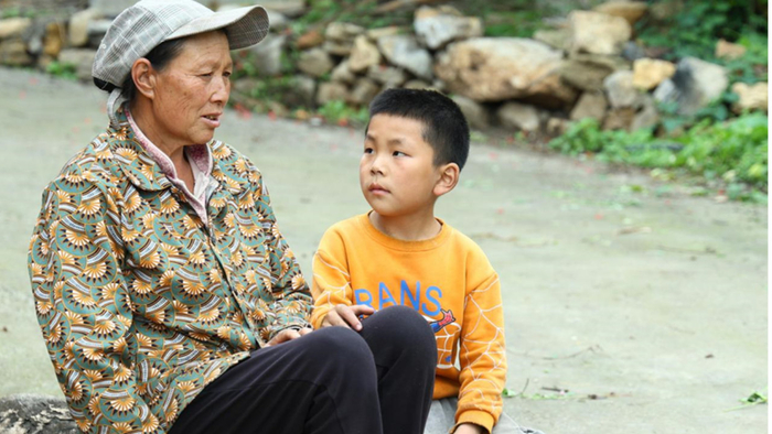 儿子儿媳维修房屋发生争吵，儿子从房顶摔下后儿媳跑了，家散了