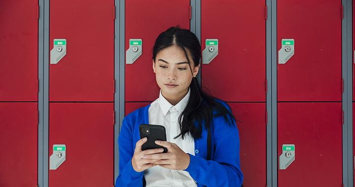 “管完你的管你的”——英国教师每周花费上百小时“盯手机”