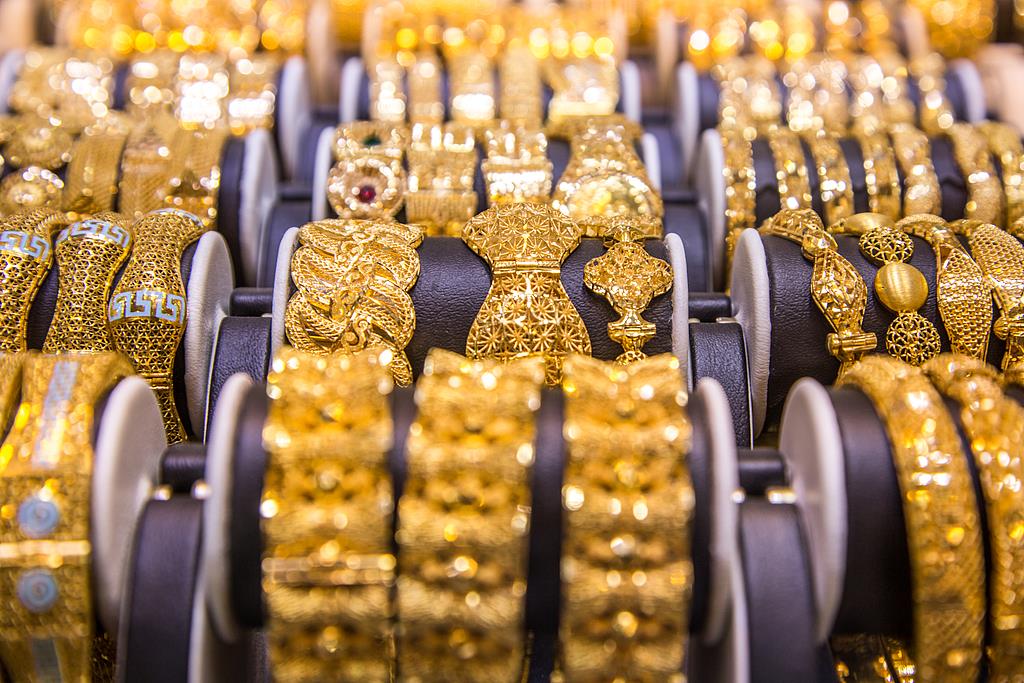 金价大幅回落 刚买的金饰能退吗？法律人士解读