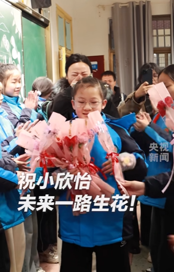 六年了，她第一次靠自己走进教室，立刻迎来鲜花和掌声！