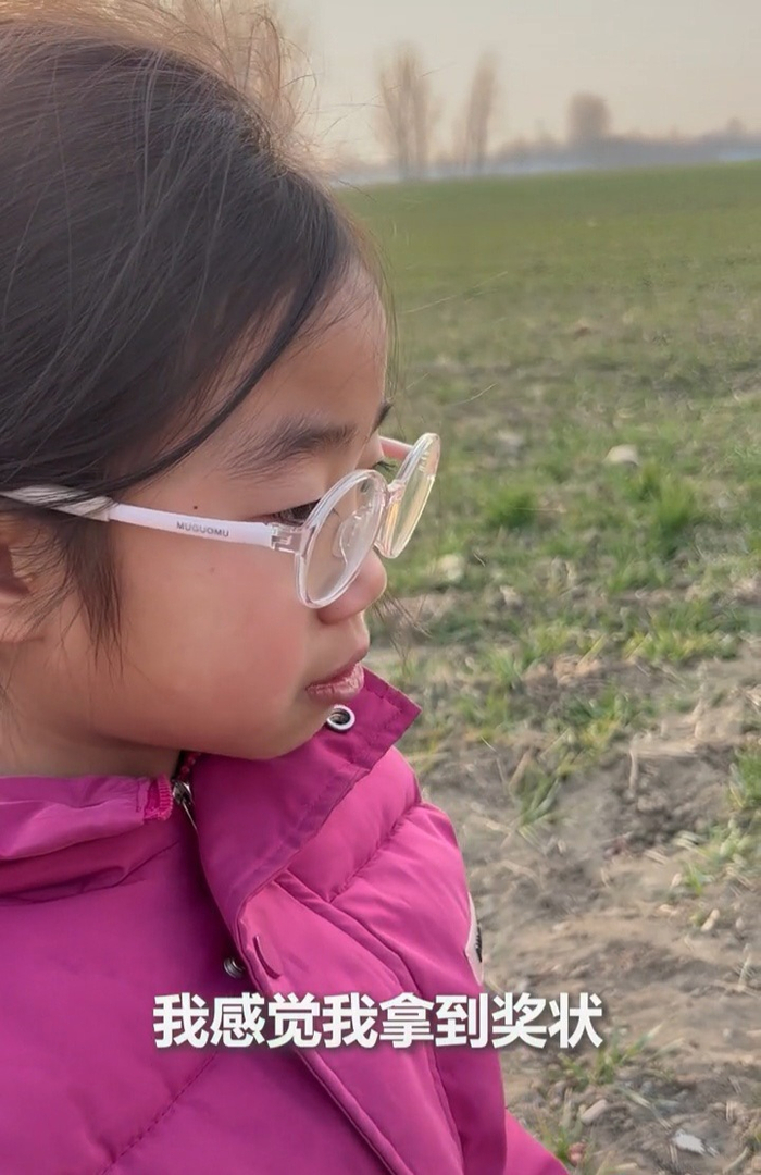 女孩拿到6张奖状到妈妈坟前哭泣倾诉：可惜你看不到，想跟你说的话，写到一半忍不住想哭了