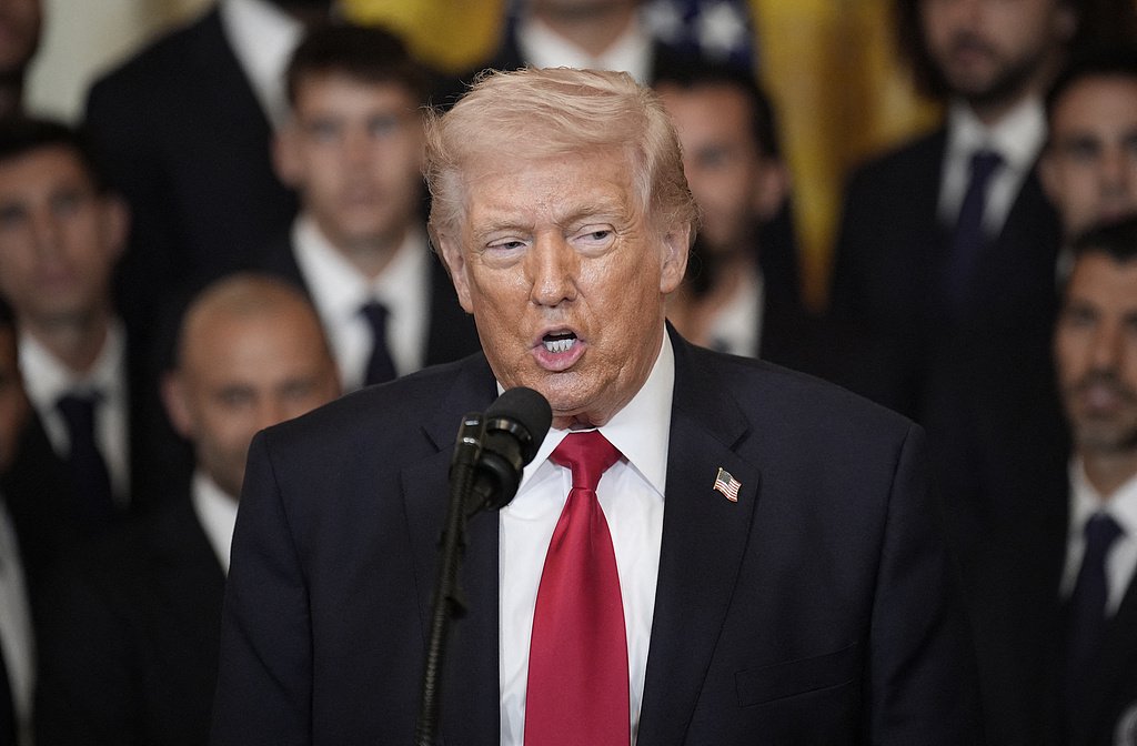 特朗普称美军工企业同意将“精良级”武器产量“翻两番”