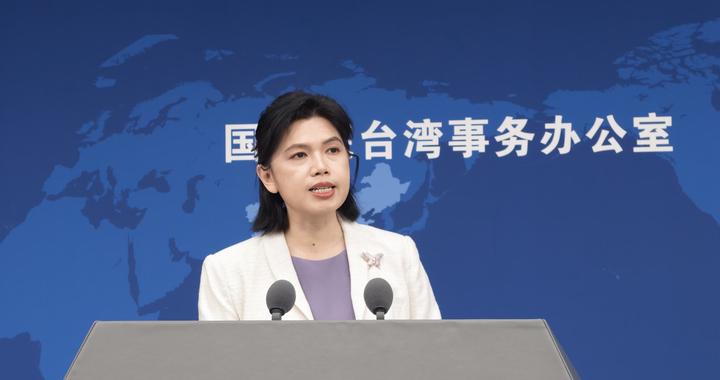 台湾初中生在校内张贴五星红旗、写下“统一台湾”，国台办回应